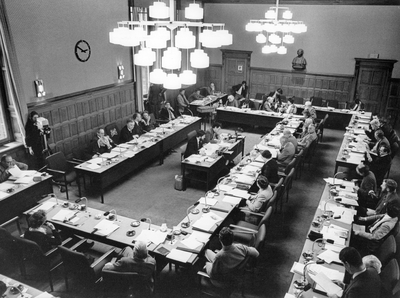 842330 Afbeelding van een vergadering van Provinciale Staten van Utrecht in de Statenzaal van het Provinciehuis (Achter ...